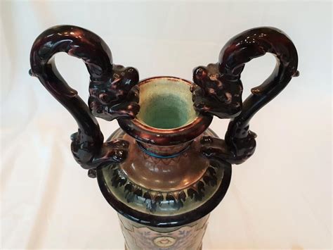  Le Vase aux Dragons Volants! Une Étude en Céramique Antique du Ve Siècle