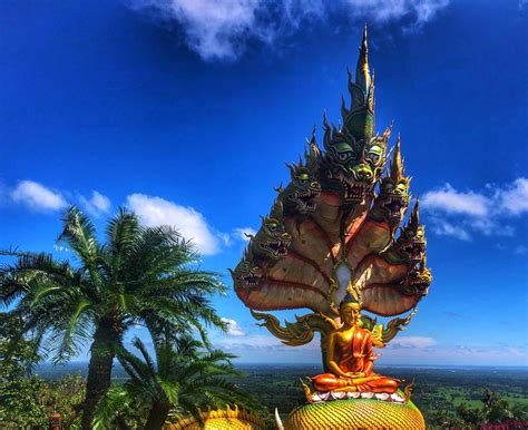 Le Relief du Wat Tham Pha Phueng: Un Ode à la Nature et une Exploration de l’Équilibre Spirituel!