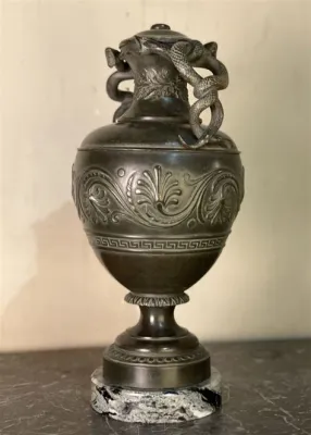 Le Vase aux Serpents : Un Mystère Céleste de Figures et de Symboles!